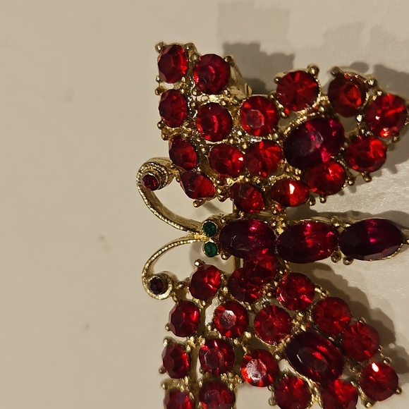 Beautiful Red Rhinestone & Goldtone Butterfly Brooch - Picture 4 of 5